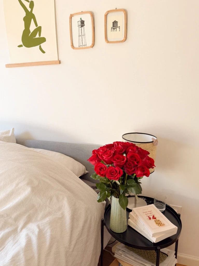 Amour, a bouquet of red roses in a glass vase